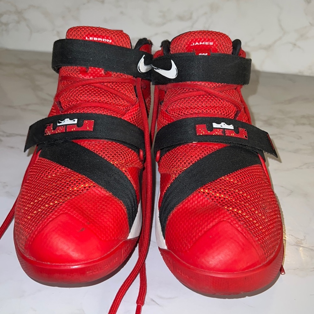 Lebron James Nike Solider 1X Basket Ball Shoes size 5y USA 37.5 EUR